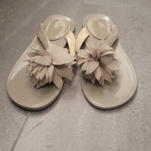 Flower pom grey vinyl pool slippers sandel size 7